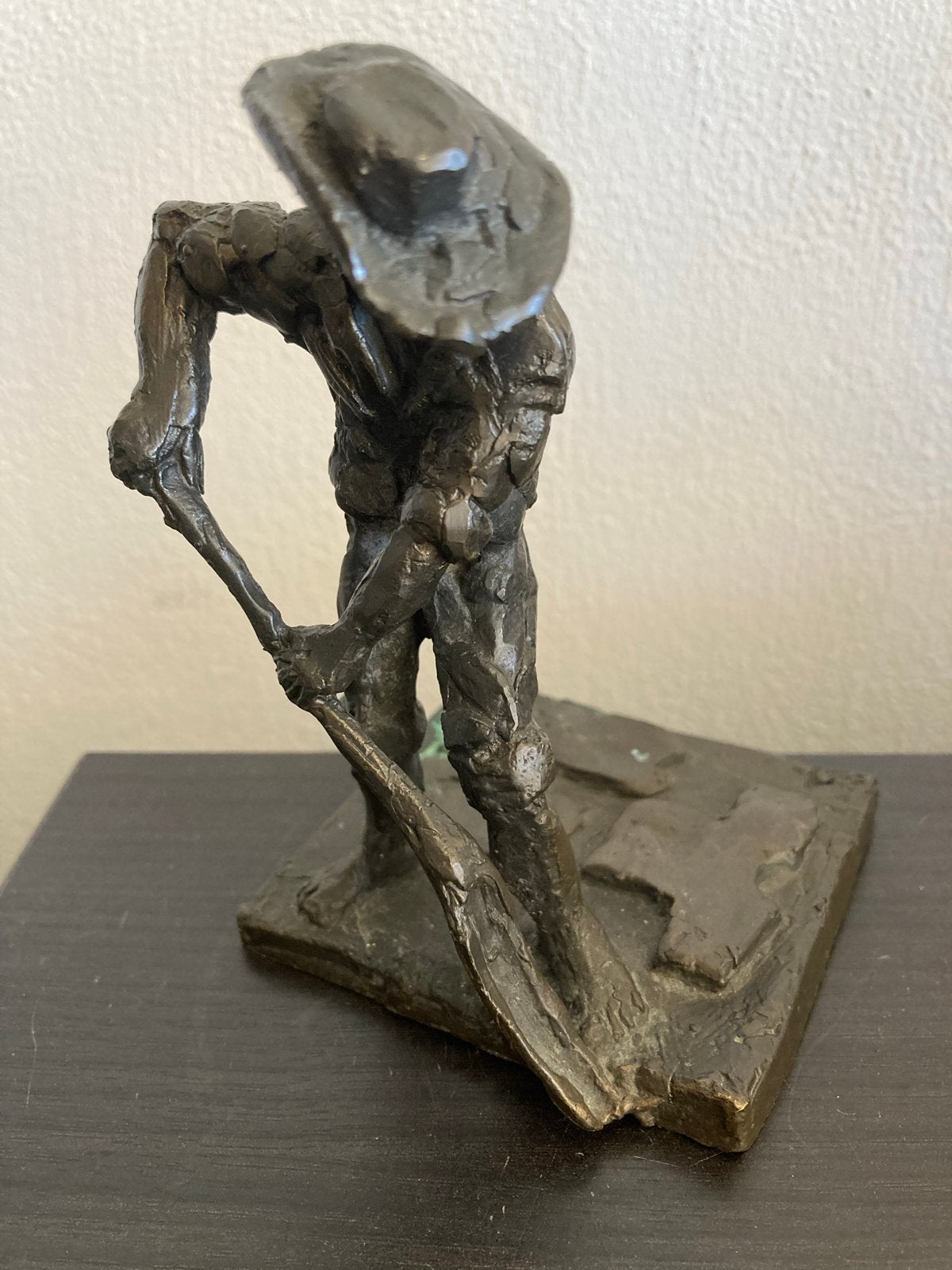 Bronzen sculptuur man met spade, gieterij AMKO, Antiek en Kunst, Kunst | Beelden en Houtsnijwerken, Beeld, Brons, Man, Minder dan 20 cm