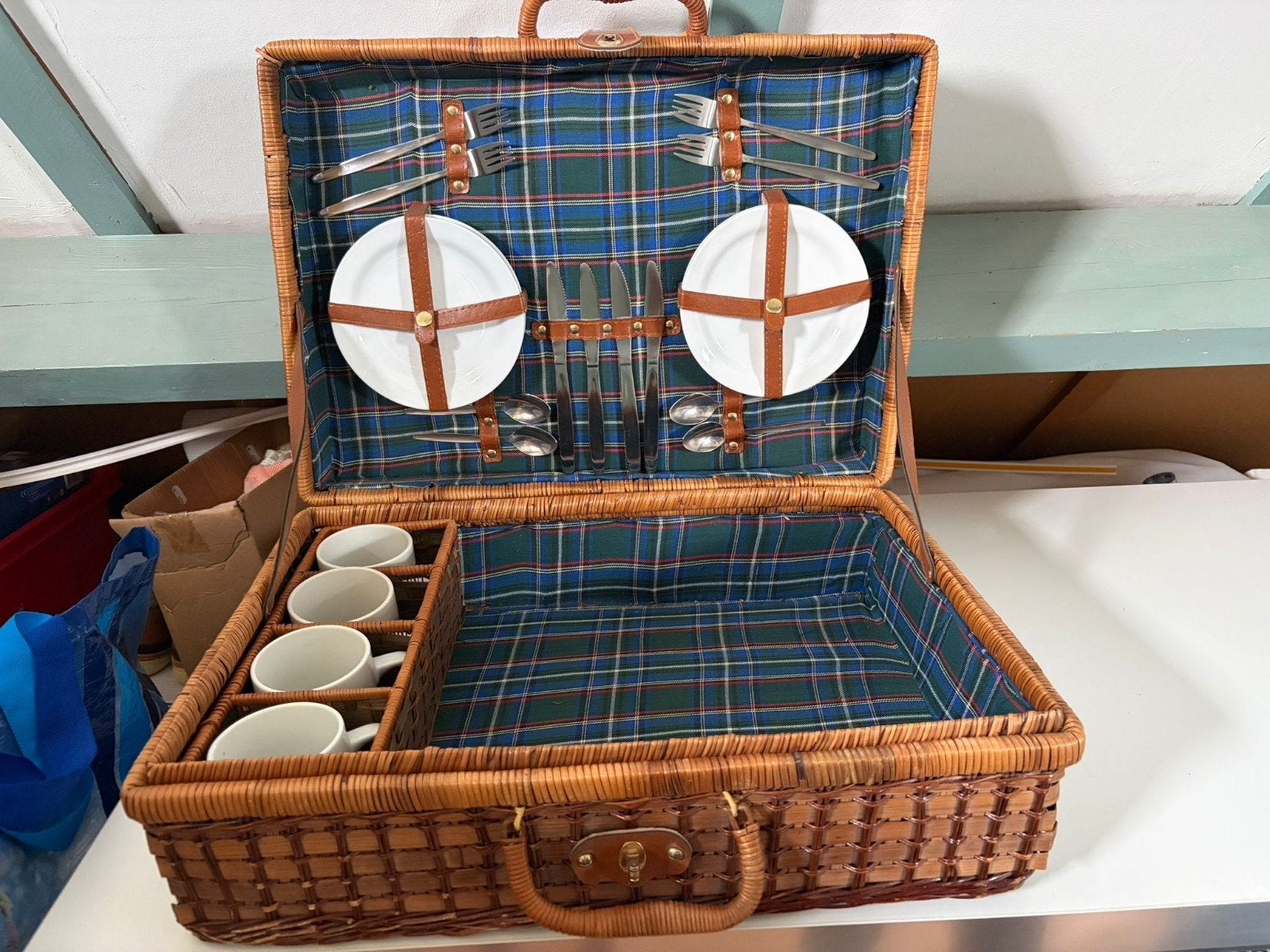 Vintage picknickmand met servies en bestek 4pers, Ophalen of Verzenden, Zo goed als nieuw