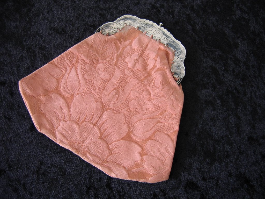 Mooi Antiek Tasje met Bewerkte Zilveren Beugel en Oud rose, Verzenden
