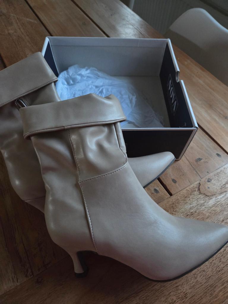 Nieuwe Nova laarzen mt 39 beige, Kleding | Dames, Schoenen, Beige, Lage of Enkellaarzen, Nova, Nieuw