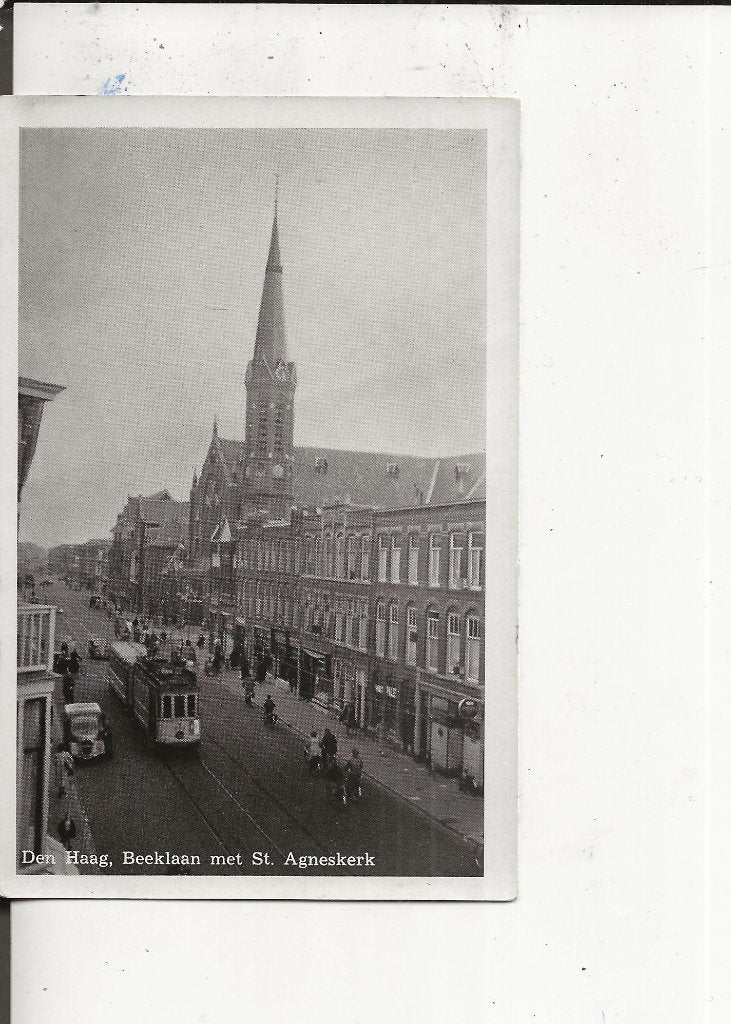 Den Haag Beeklaan met St Agneskerk en tram J van der Hoek, Ophalen of Verzenden, 1940 tot 1960, Ongelopen, Zuid-Holland