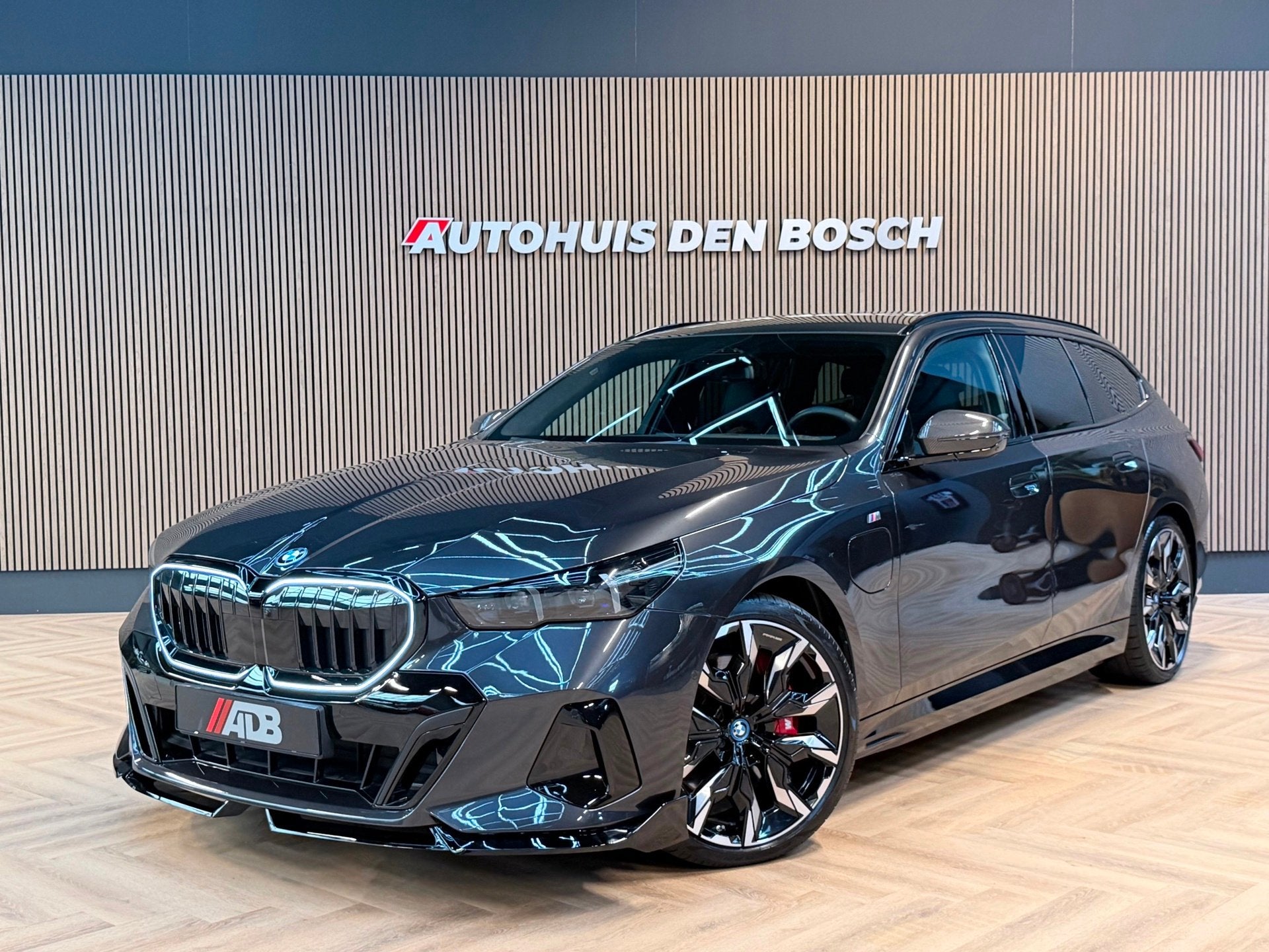 BMW 5-serie Touring 550e xDrive 489PK M Sport Pro|M stoelen, Auto's, Automaat, Gebruikt, 2000 kg, 489 pk