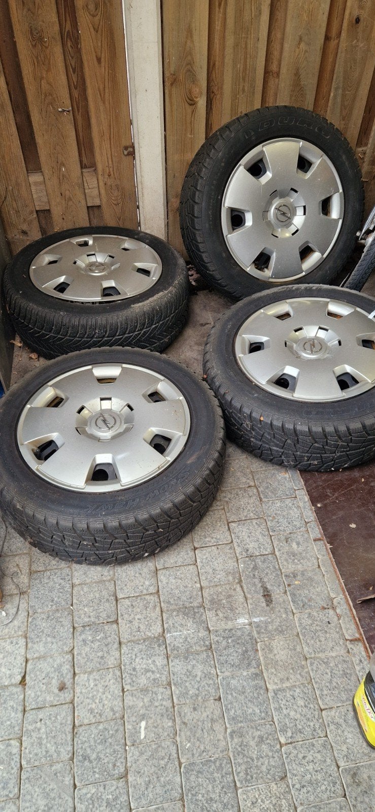 Opel Zafira 205/55 R16 winterbanden met wieldoppen, Ophalen of Verzenden, Gebruikt