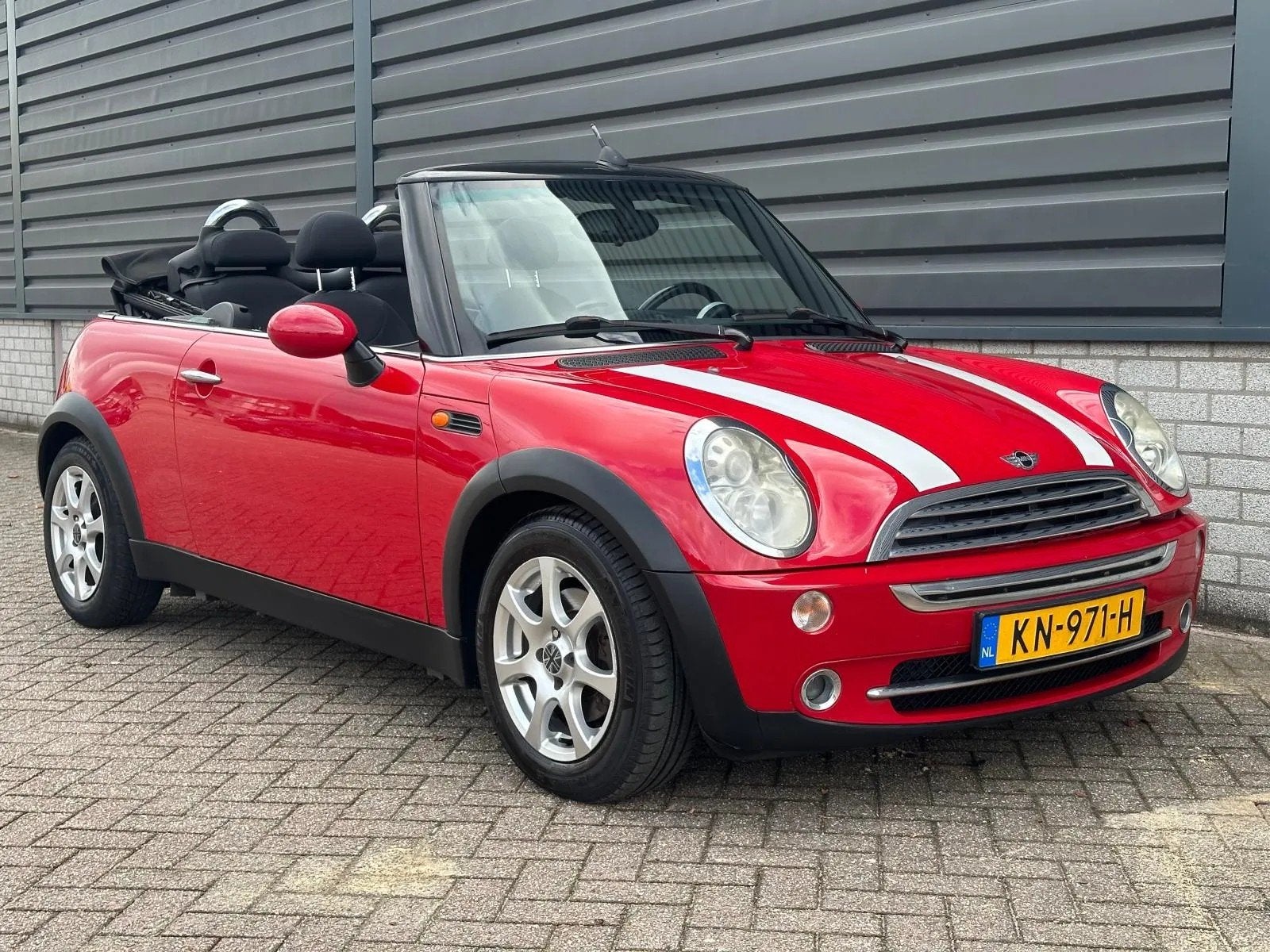 Mini Mini Cabrio 1.6 Cooper Pepper xenon PDC, Auto's, Voorwielaandrijving, Gebruikt, Zwart, 4 cilinders