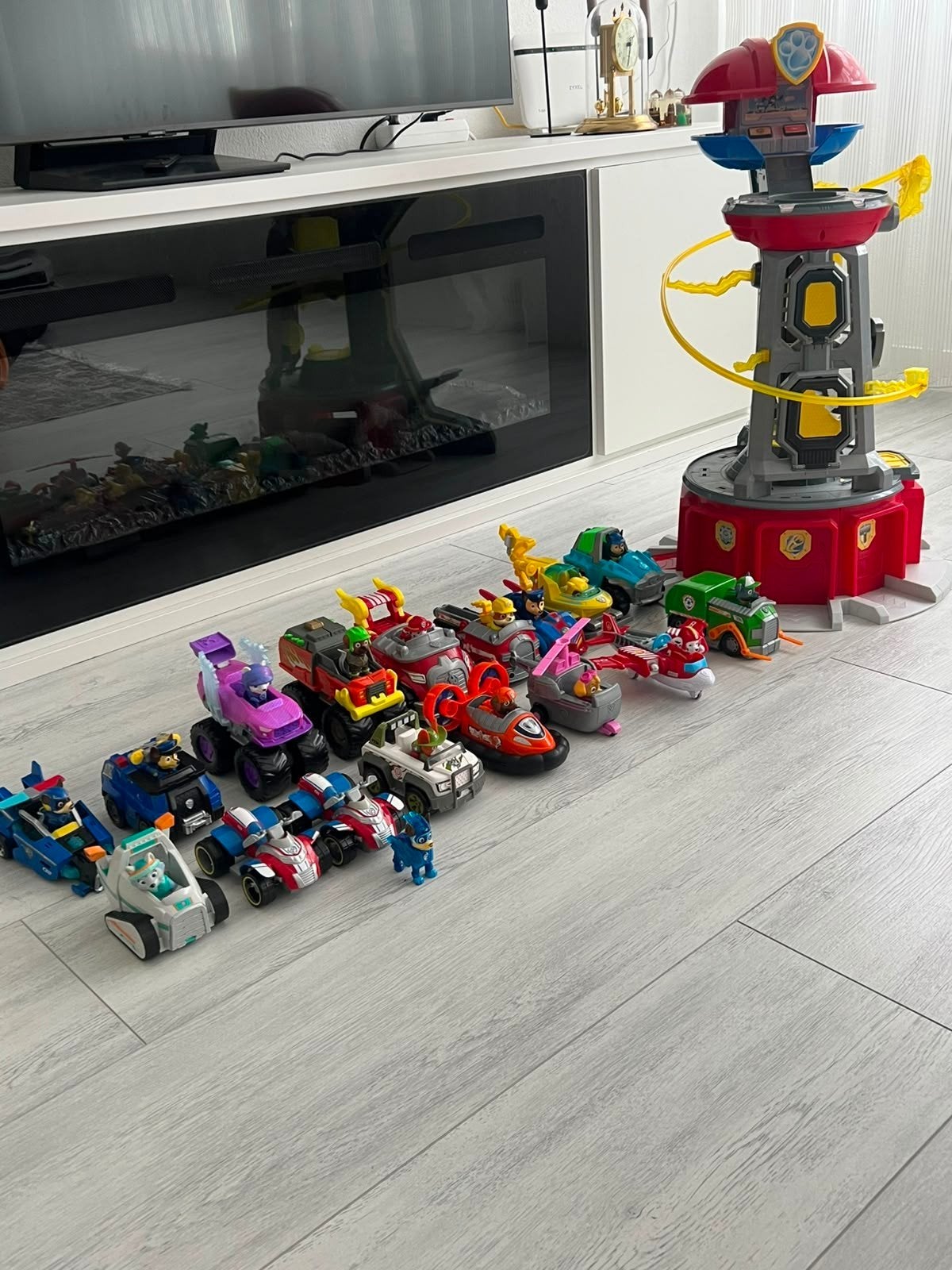 Paw Patrol set: 16 auto's, pups en groot hoofdkwartier, Ophalen of Verzenden, Zo goed als nieuw