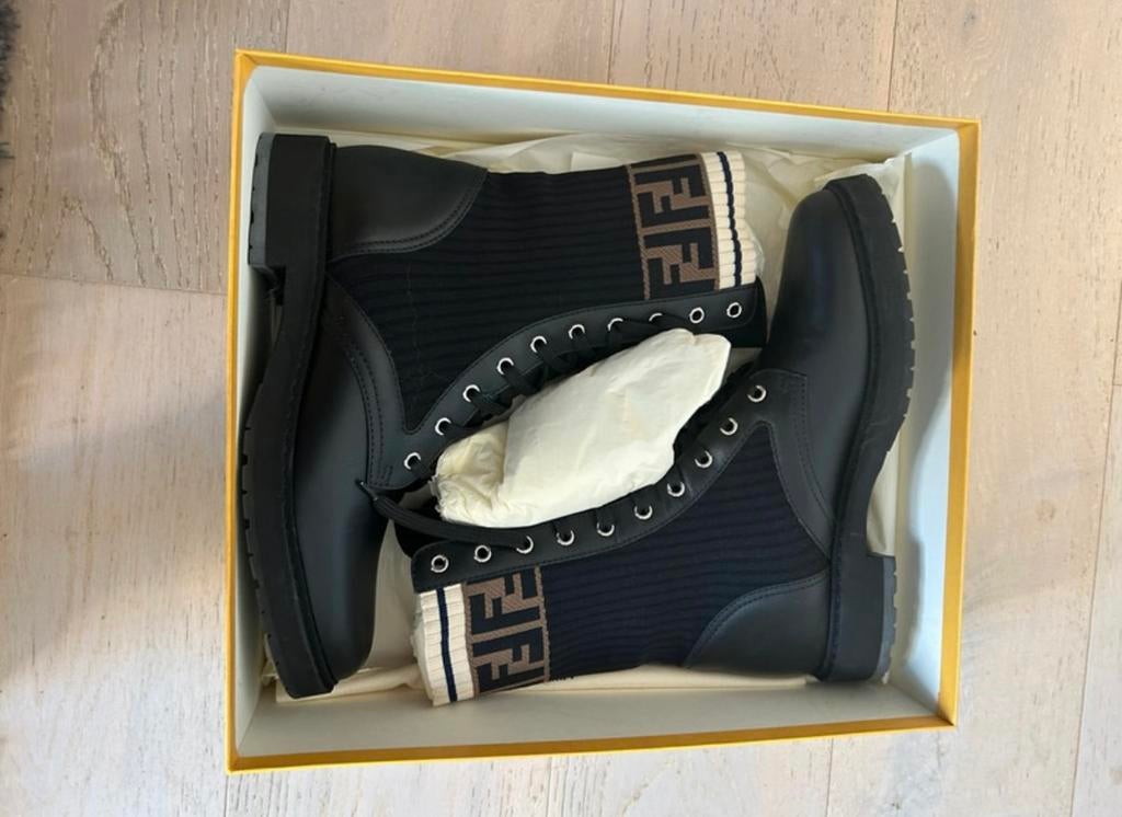 Fendi rockoko, Kleding | Dames, Ophalen of Verzenden, Zo goed als nieuw, Zwart, Lage of Enkellaarzen