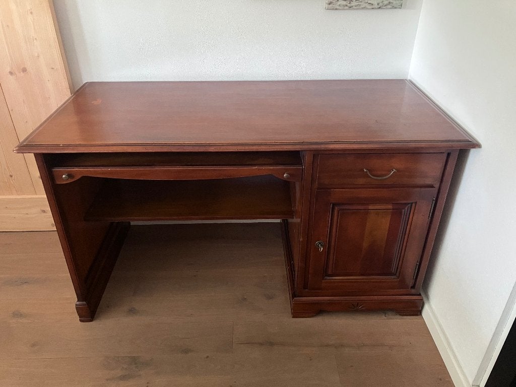 Massief Notenhouten Bureau, Ophalen, Gebruikt