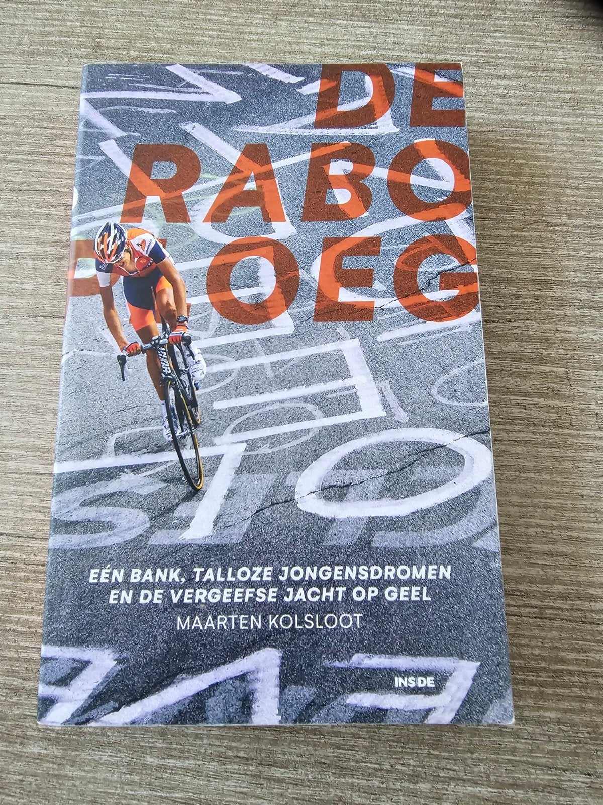 De Raboploeg - Een bank, talloze jongensdromen, Ophalen of Verzenden, Gelezen, Maarten Kolsloot