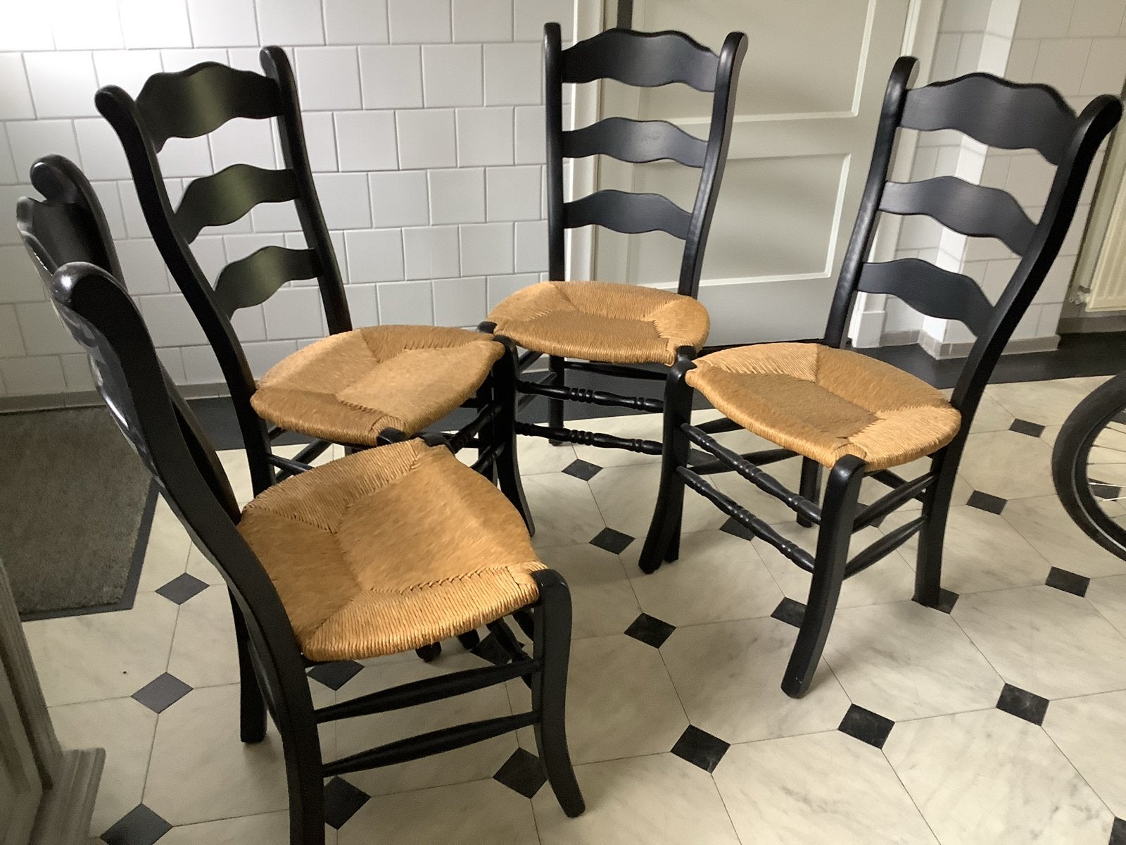Set van 4 zwarte stoelen met rieten zitting, Huis en Inrichting, Stoelen, Gebruikt, Vier, Hout, Zwart, Ophalen