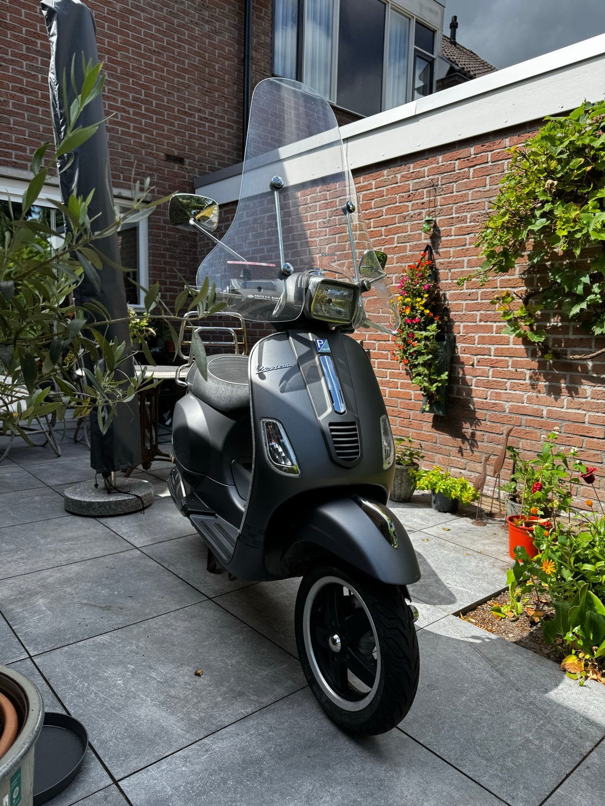 Vespa S 4T Snorfiets | Matgrijs | Incl. helm + 2 sloten, Fietsen en Brommers, Scooters | Vespa, Gebruikt, Vespa S, Maximaal 25 km/u