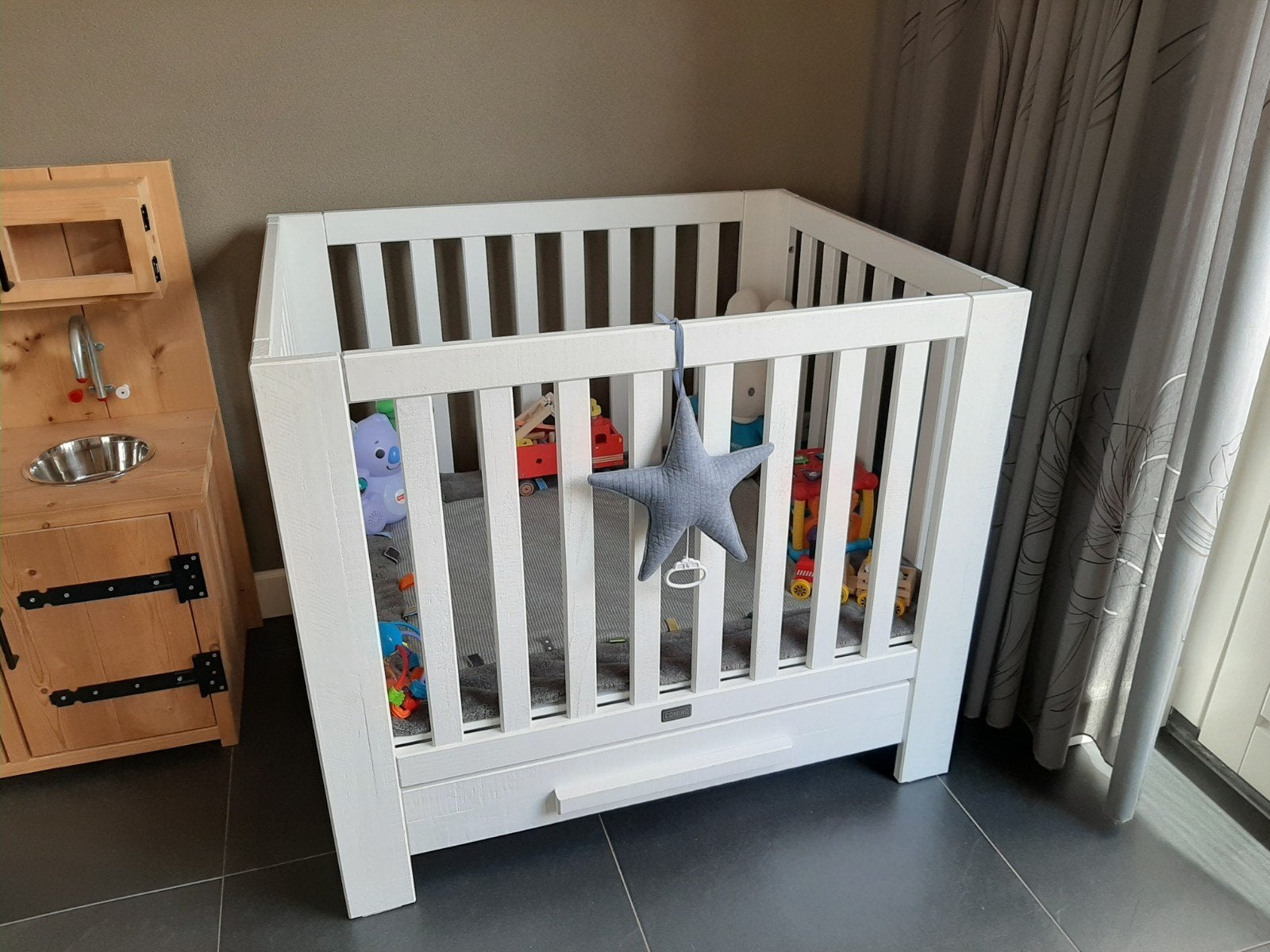Mooie witte Coming Kids box, verstelbaar in hoogte, Kinderen en Baby's, Boxen, Ophalen, Gebruikt, Rechthoekig, In hoogte verstelbaar