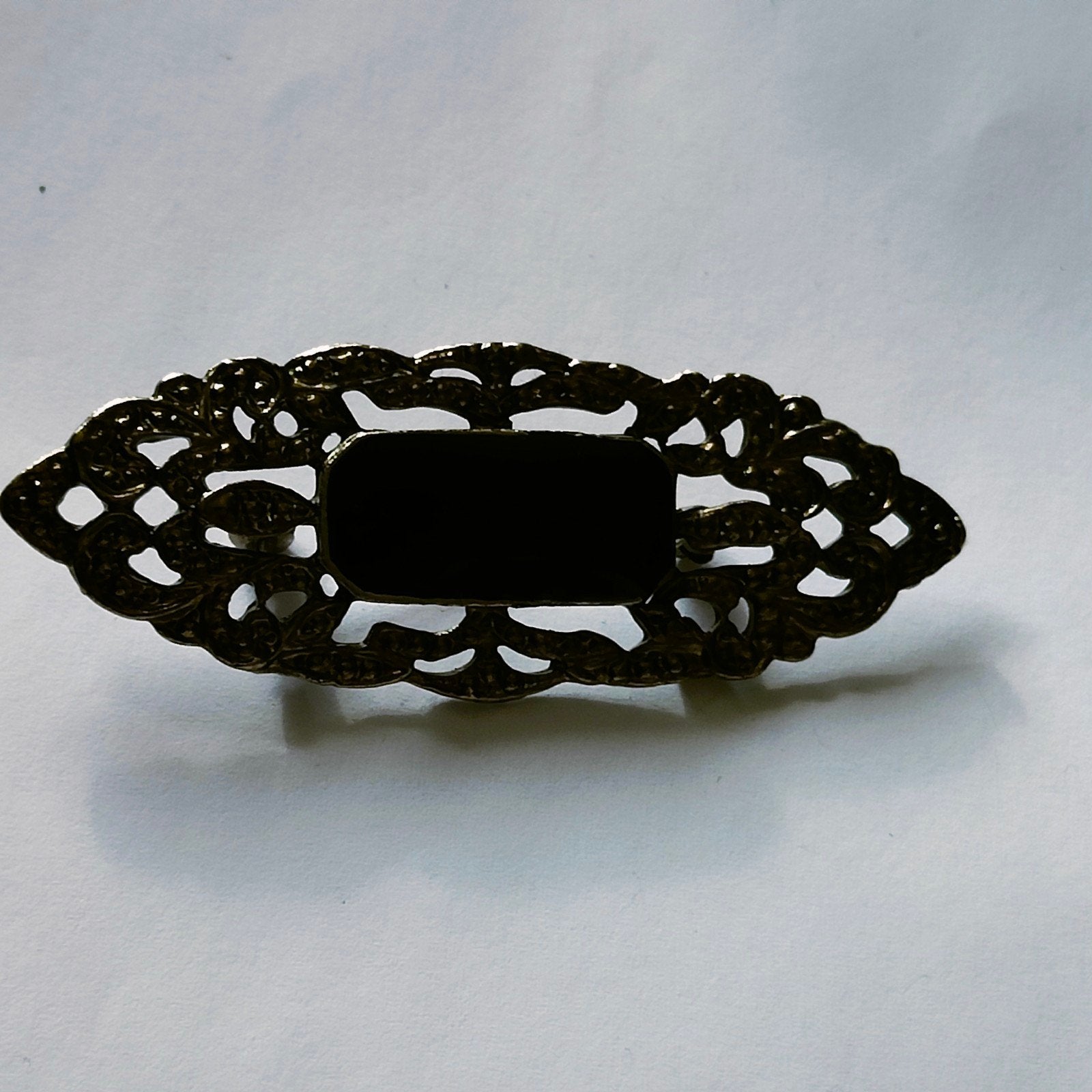 Art nouveau look bewerkte broche met zwarte steen, Verzenden, Zo goed als nieuw, Zilver, Overige materialen