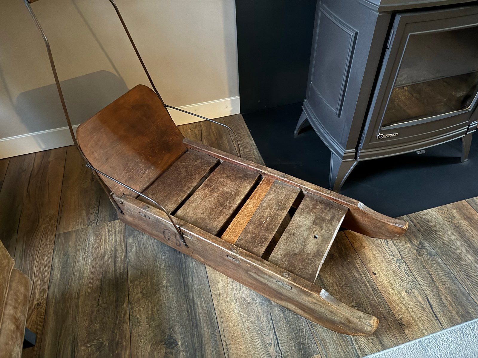 Vintage houten slee met rugleuning en trekstang, Kinderen en Baby's, Ophalen, Rugleuning, Gebruikt, Hout