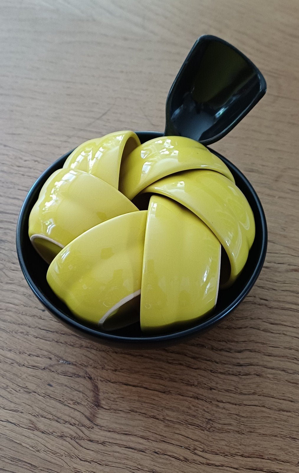 Vintage retro Pinda-set /Snack-set - Geel en Zwart, Ophalen, Keramiek, Nieuw, Schaal of Schalen