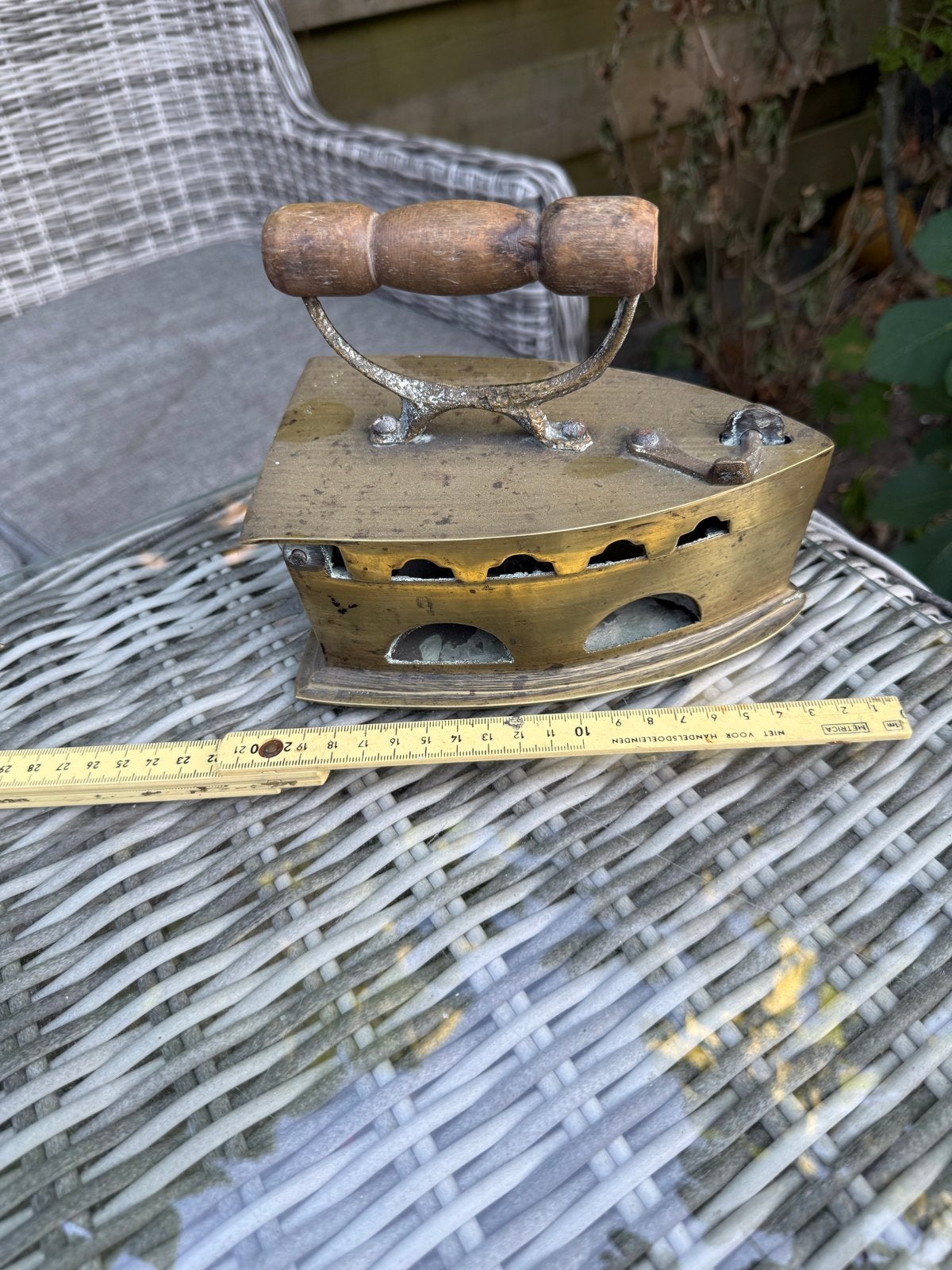 Antiek messing strijkijzer met houten handvat, Ophalen of Verzenden