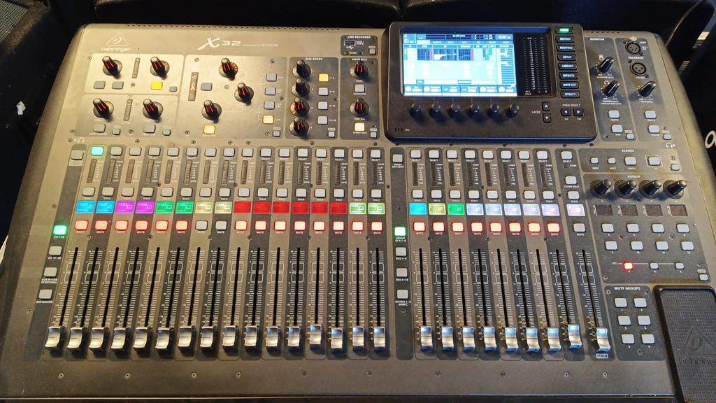 Behringer X32 Digitale Mixer, Muziek en Instrumenten, Mengpanelen, Ophalen, Gebruikt, 20 kanalen of meer, Microfooningang