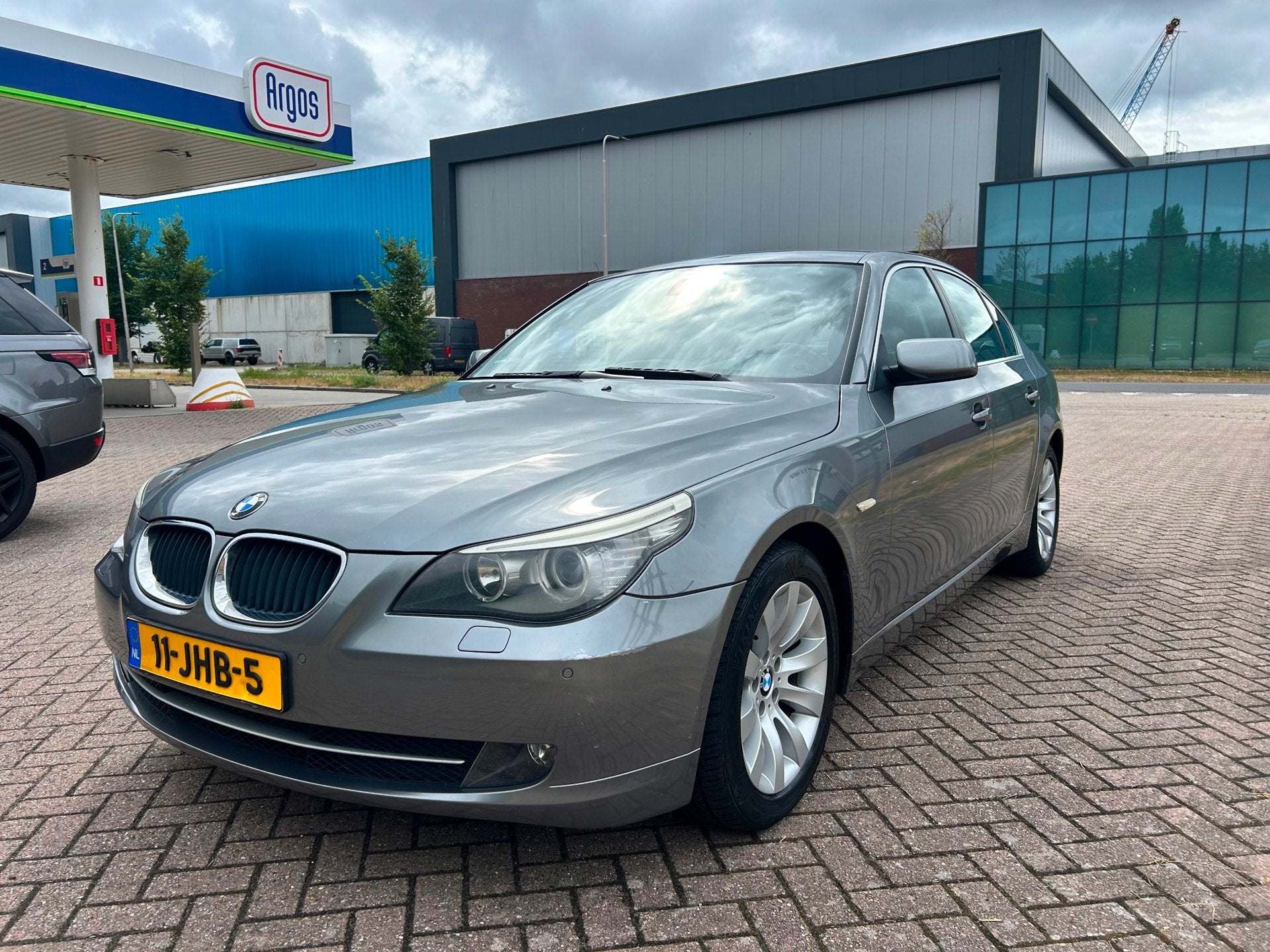 BMW 5-serie 520i Business Line AUT NAVI *MOTOR DEFECT*, Auto's, Automaat, 4 cilinders, Parkeersensor, 1465 kg