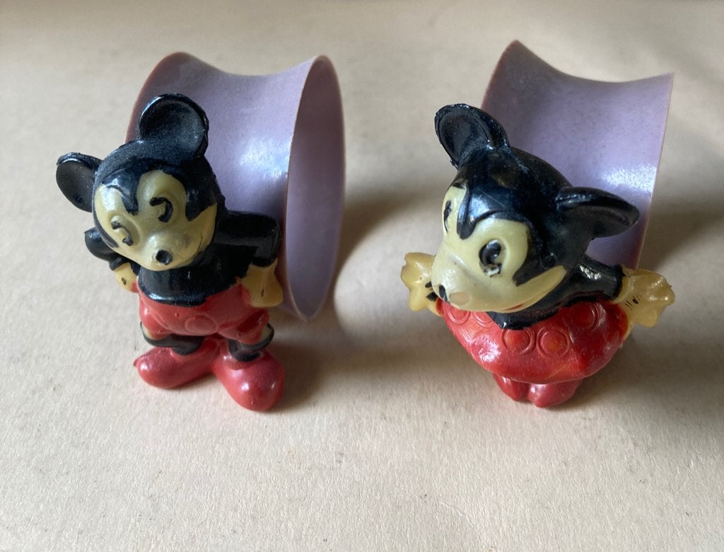 Mickey en Minnie Mouse celluloid servetringen, Verzamelen, Disney, Ophalen of Verzenden, Mickey Mouse, Zo goed als nieuw, Beeldje of Figuurtje