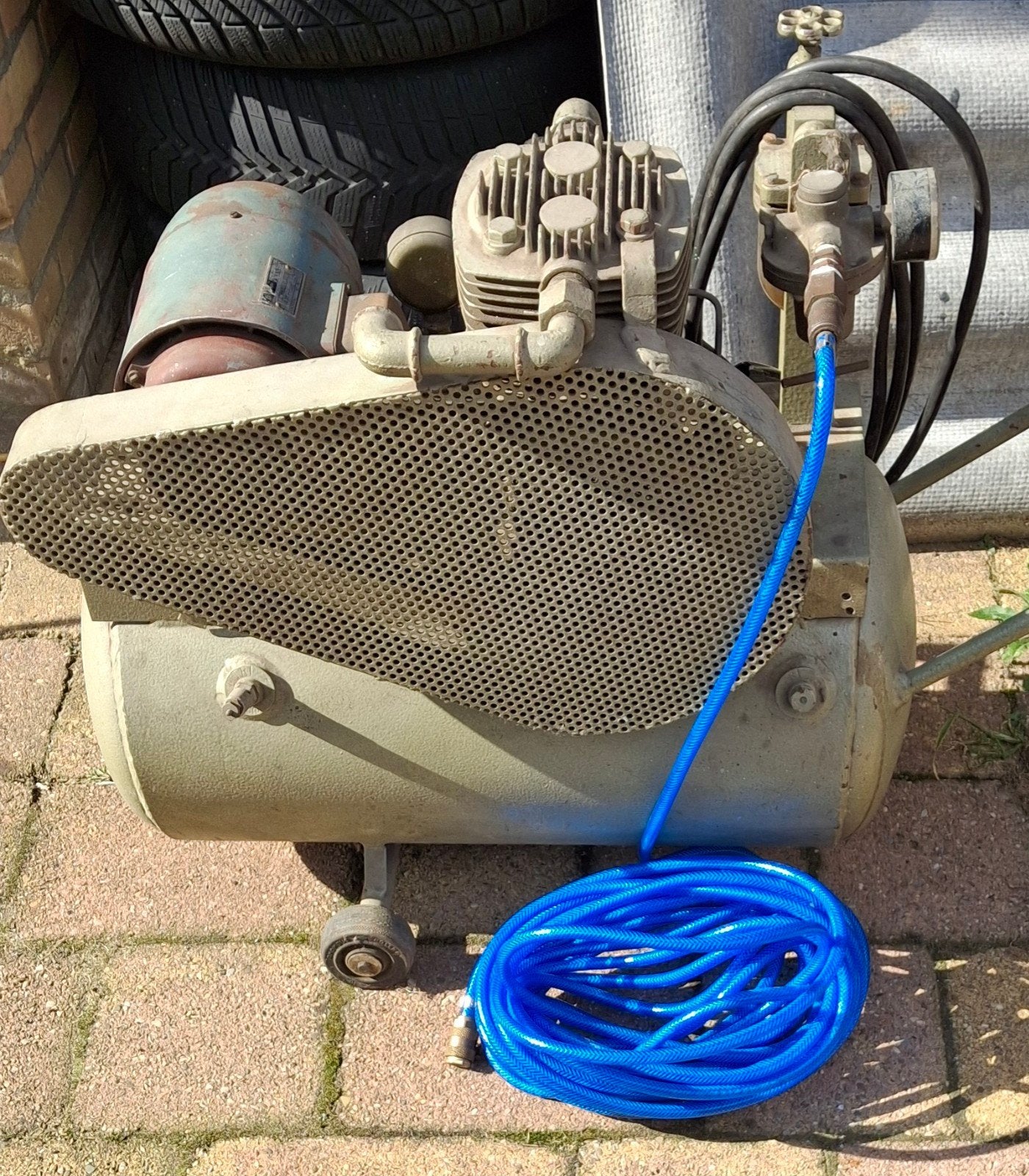 Oerdegelijke compressor 220v/krachtstroom op wielen, Doe-het-zelf en Verbouw, Ophalen