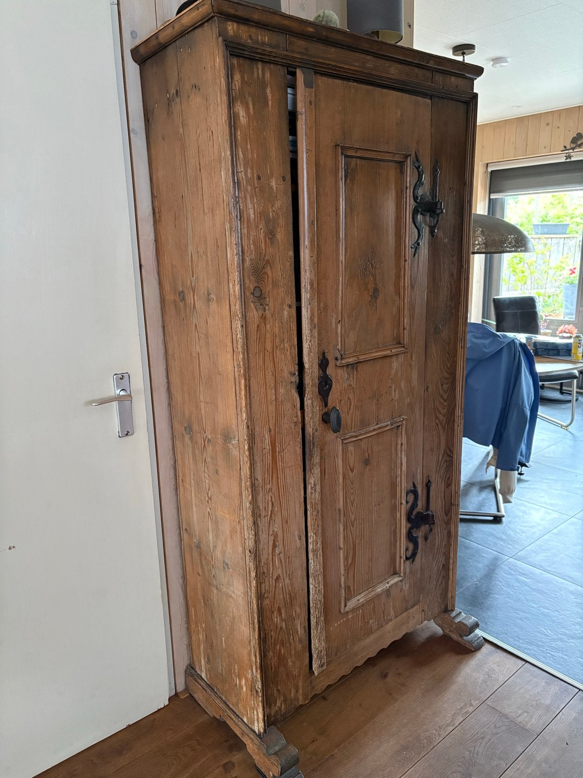 Antieke houten kast met smeedijzeren beslag, Ophalen