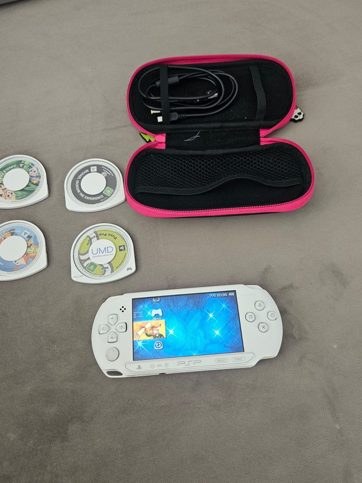 Sony PSP inc lader + 5 games in top staat 100% goed werkend, Spelcomputers en Games, Spelcomputers | Sony PSP, Ophalen of Verzenden