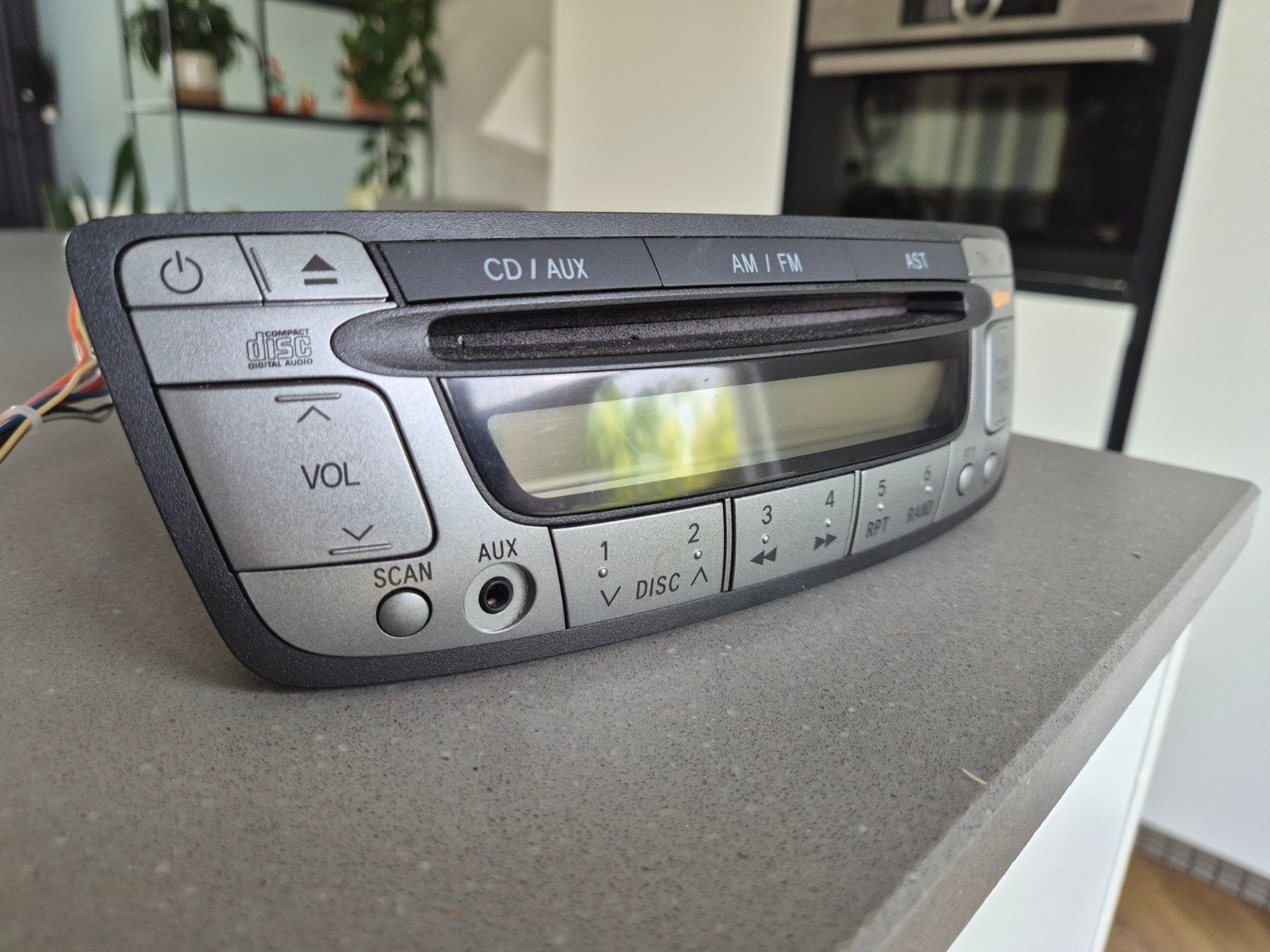 Radio Toyota Aygo 2011 met aansluiting ingebouwde Tom Tom, Ophalen of Verzenden, Gebruikt