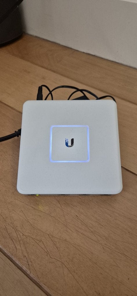 Ubiquiti UniFi Security Gateway (USG), Computers en Software, Routers en Modems, Ophalen, Zo goed als nieuw, Router, Ubiquiti