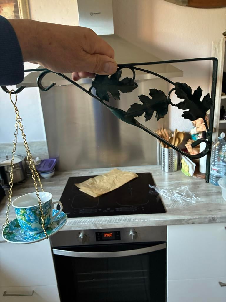 Decoratieve wandbeugel met theekopje en schotel, Groen, Ophalen of Verzenden, Metaal, Klassiek
