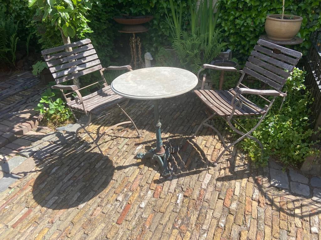 Bistro tuinset met tafeltje marmer blad en gietijzeren voet, Tuin en Terras, Tuinsets en Loungesets, Overige materialen, Gebruikt