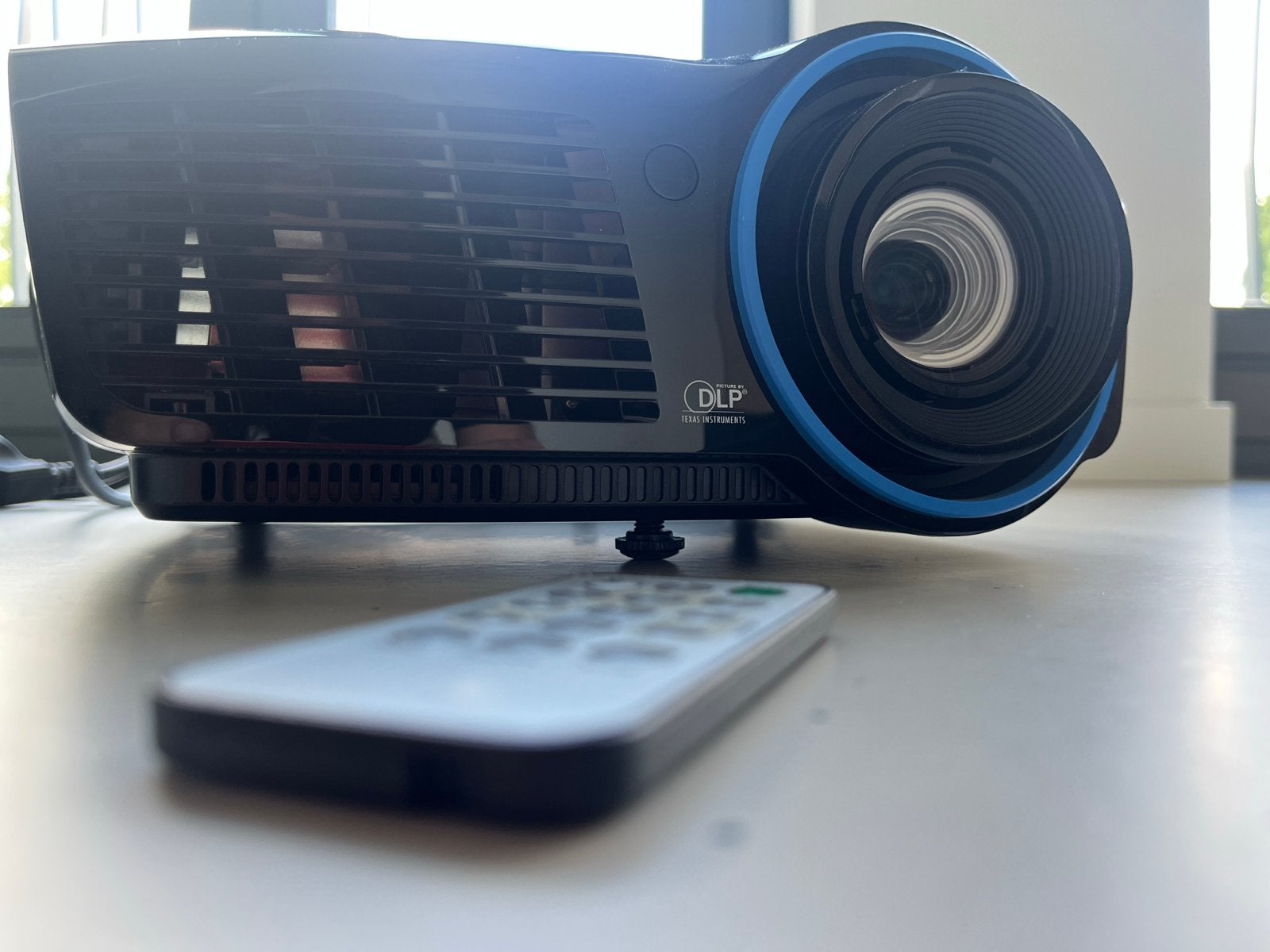 InFocus IN8606HD Projector + Elite Screens projectiescherm, Ophalen, Zo goed als nieuw, DLP, Full HD (1080)