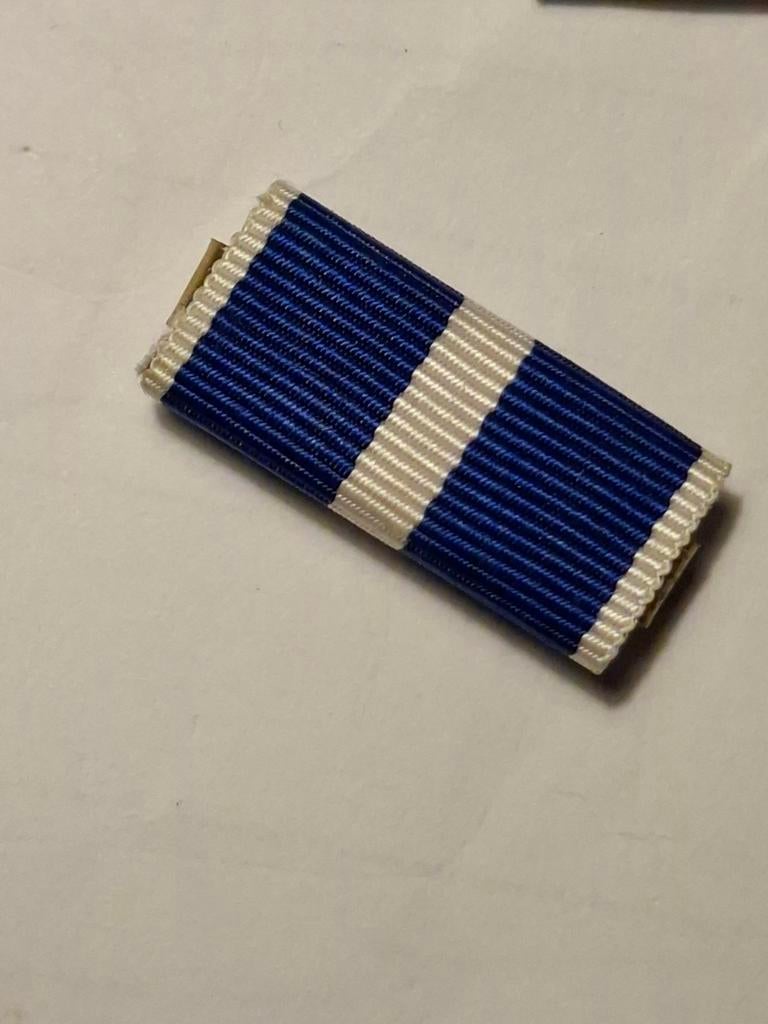Baton NATO kosovo medaille, Verzamelen, Militaria | Algemeen, Ophalen of Verzenden, Landmacht, Nederland, Lintje, Medaille of Wings