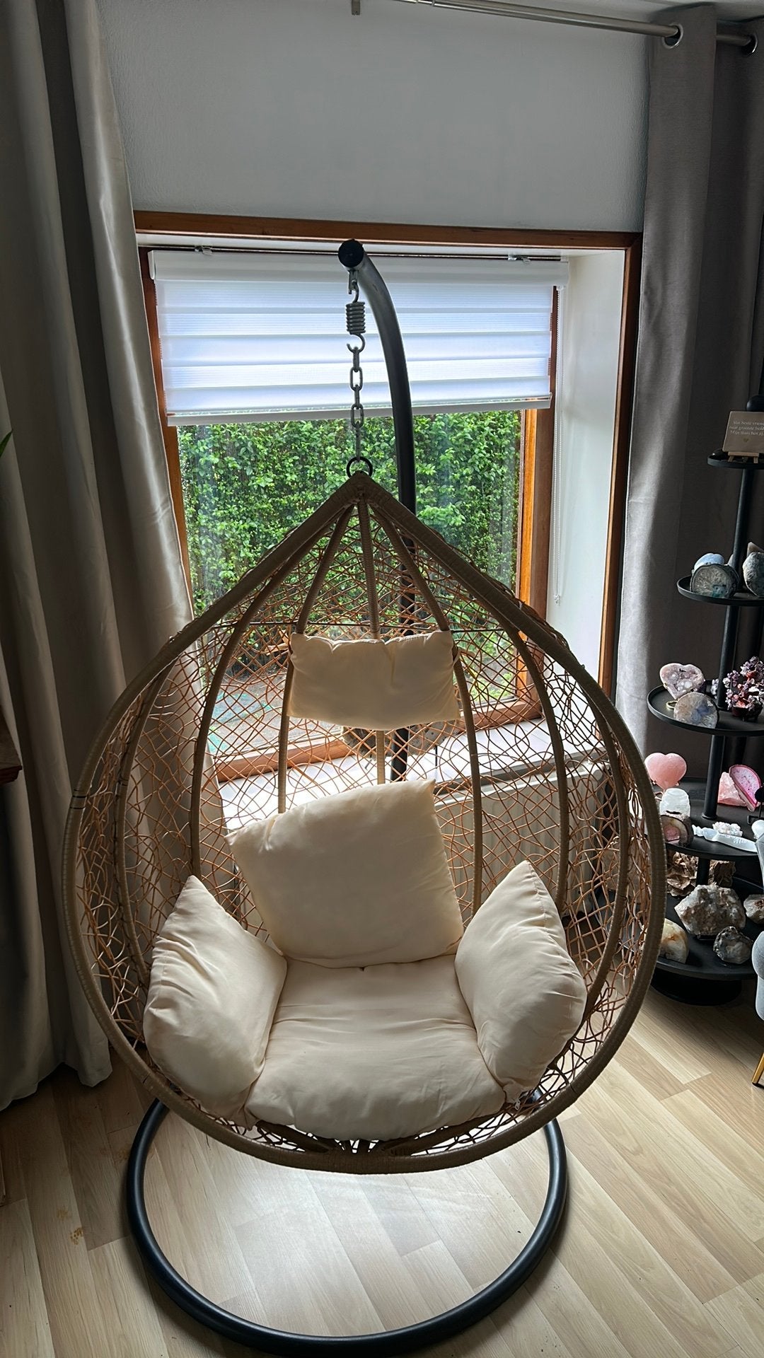 Comfortabele hangstoel met standaard en kussens, Huis en Inrichting, Stoelen, Ophalen, Overige kleuren, Riet of Rotan, Zo goed als nieuw