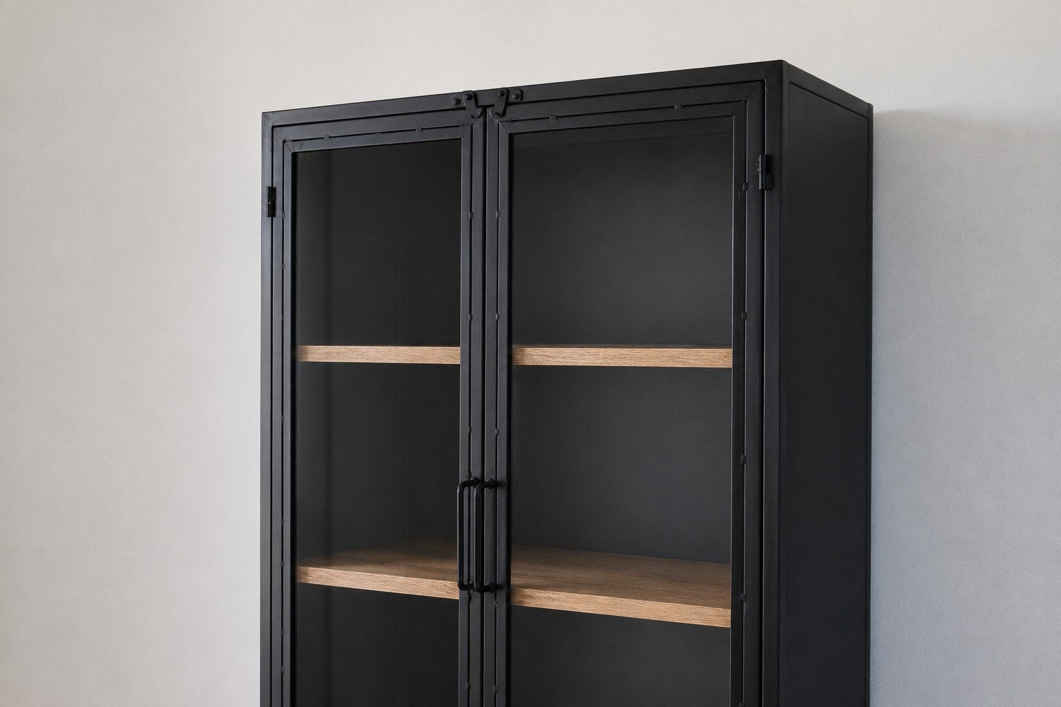 Zwarte metalen kast met houten planken van Loods5, Met deur(en), 100 tot 150 cm, Zo goed als nieuw, 150 tot 200 cm