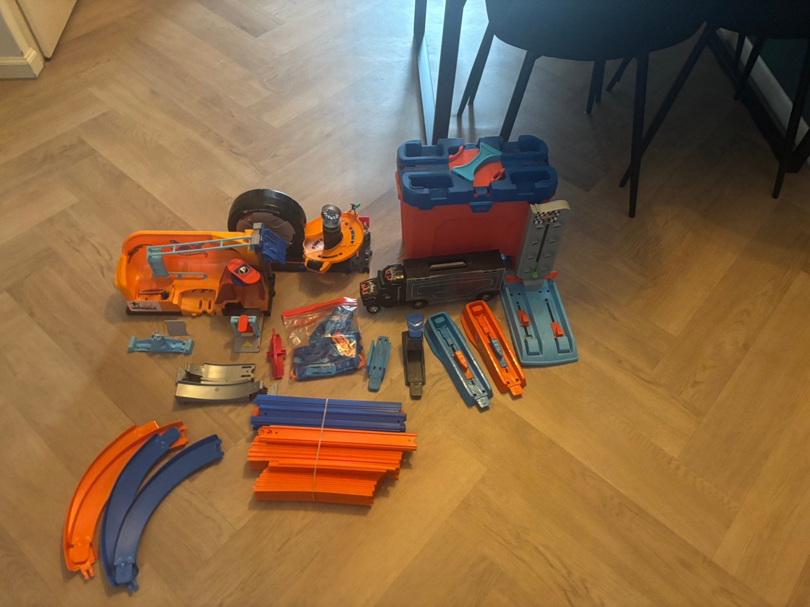 Grote partij Hot Wheels speelgoed 60+ autos baan & speelsets, Ophalen, Zo goed als nieuw, Handmatig, Hot Wheels