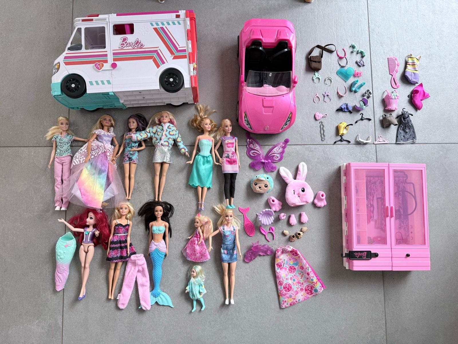 Grote Barbie set met camper, auto, kledingkast en poppen, Kinderen en Baby's, Ophalen, Gebruikt, Barbie