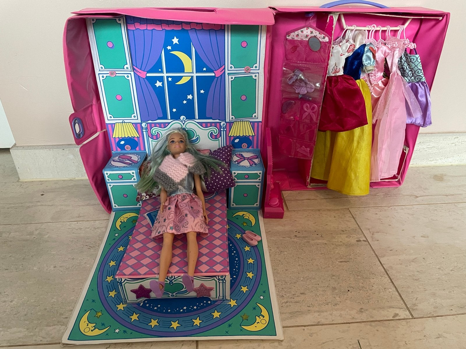 Barbie slaapkamer in handig meeneemkoffertje, Ophalen of Verzenden, Gebruikt, Barbie