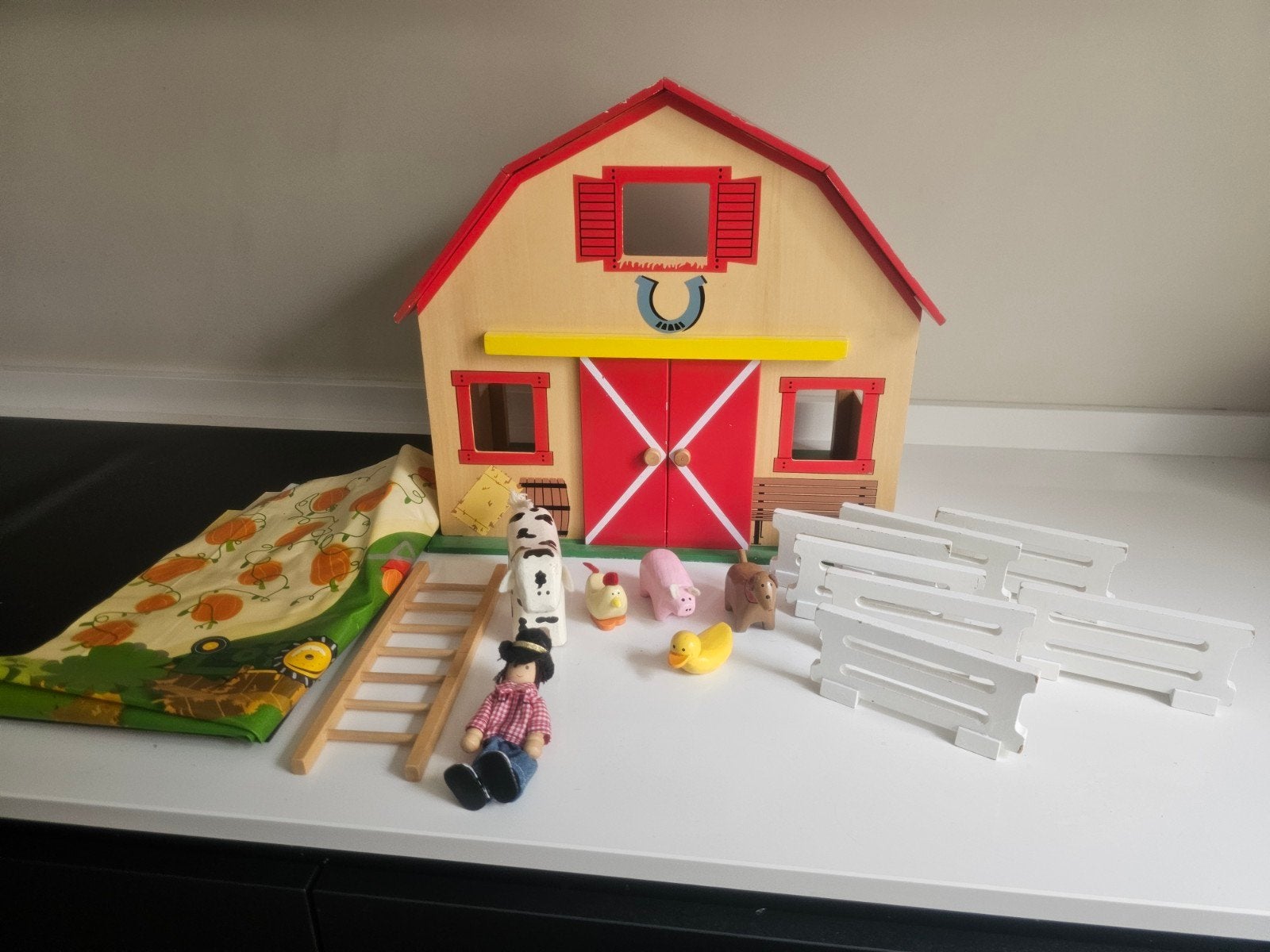 houten boerderij met dieren en speelkleed, Ophalen of Verzenden, Gebruikt, Poppenhuis