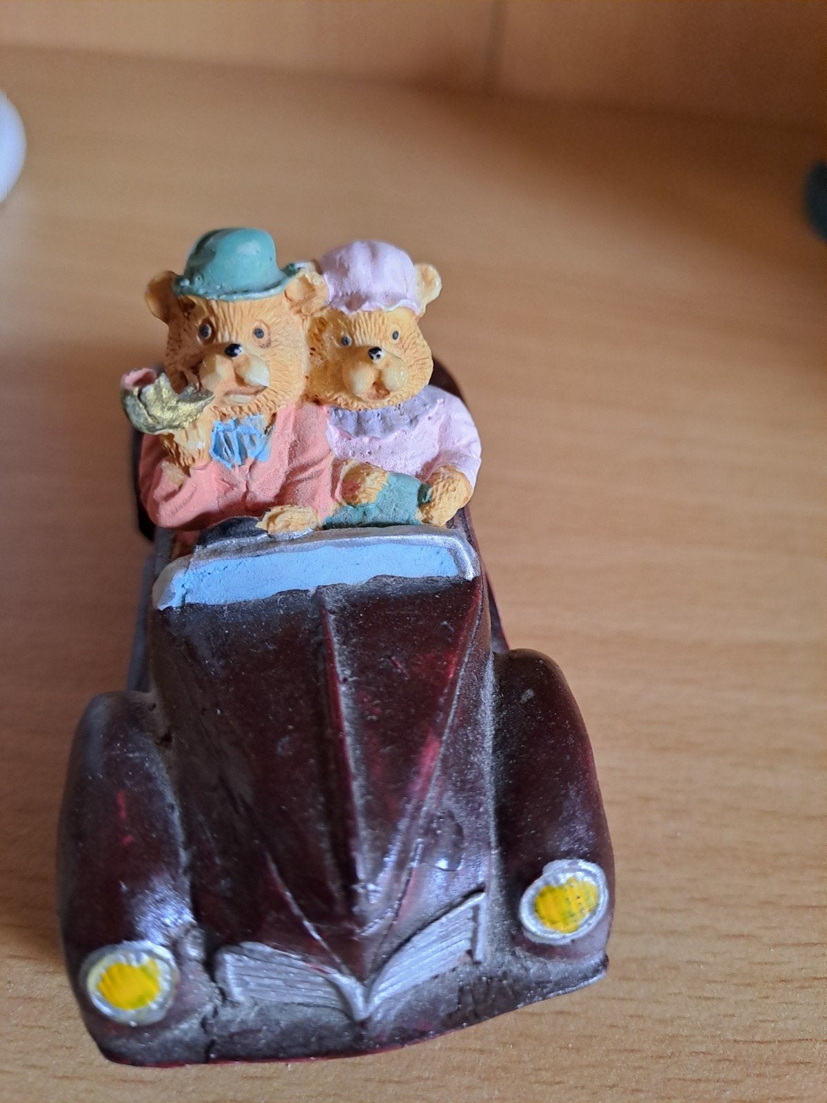 Decoratief beeldje: Beertjes in auto, Ophalen of Verzenden