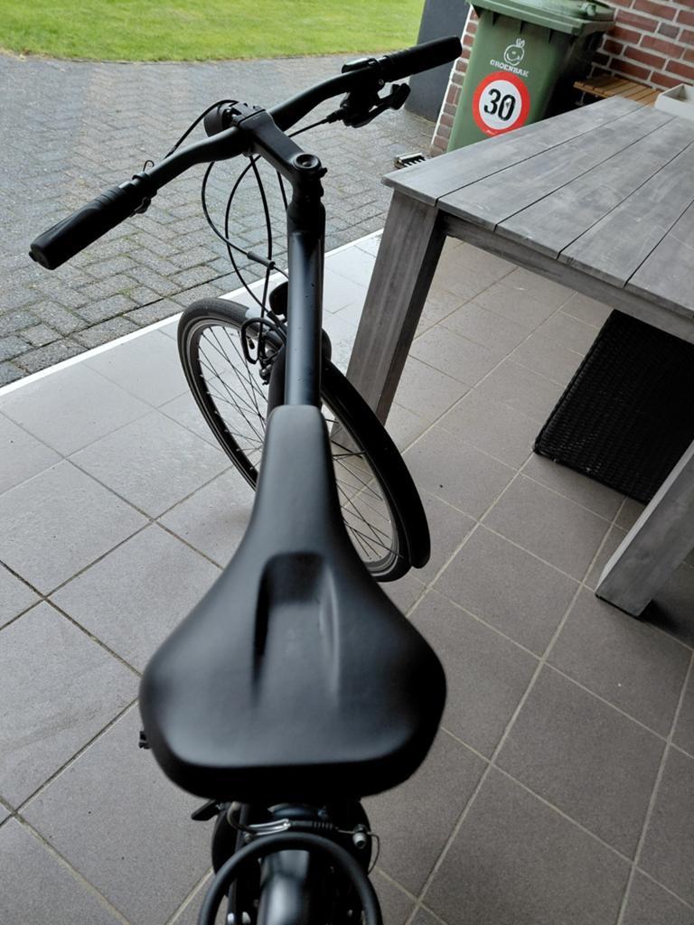 Zwarte herenfiets met versnellingen en bagagedrager, Fietsen en Brommers, Brommerhelmen, Ophalen of Verzenden, Gebruikt, Overige merken