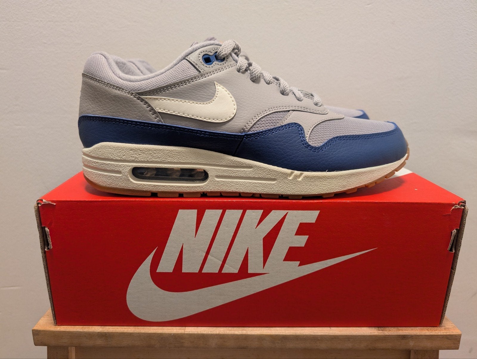 Nike Air Max 1 Atmosphere Grey Deep Royal Blue 43, Nike air max, Overige kleuren, Nieuw, Ophalen of Verzenden
