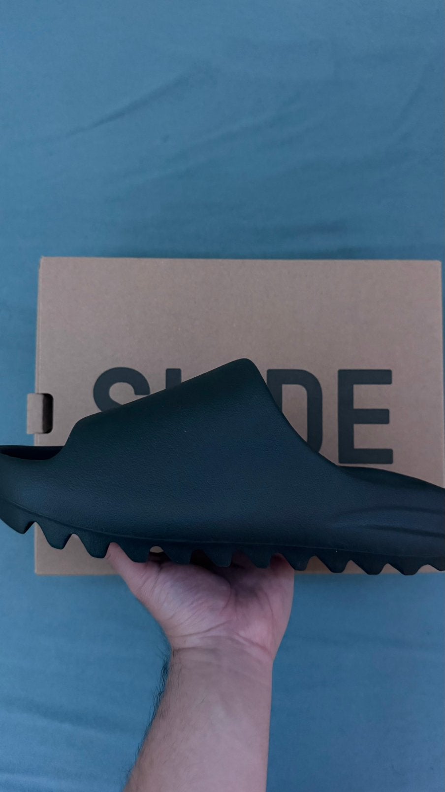 Yeezy slides Onyx - maat 43, Kleding | Heren, Schoenen, Zwart, Nieuw, Ophalen of Verzenden, Sneakers of Gympen