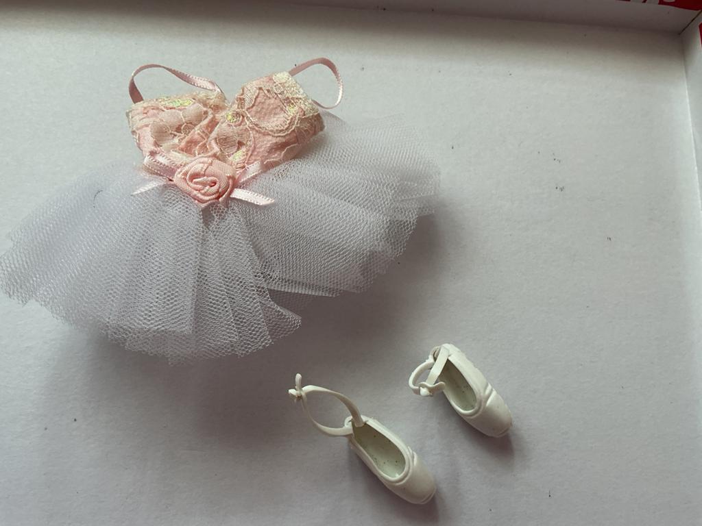 Barbie kleertjes tutu met ballerina schoentjes, Kinderen en Baby's, Speelgoed | Poppen, Ophalen of Verzenden, Zo goed als nieuw