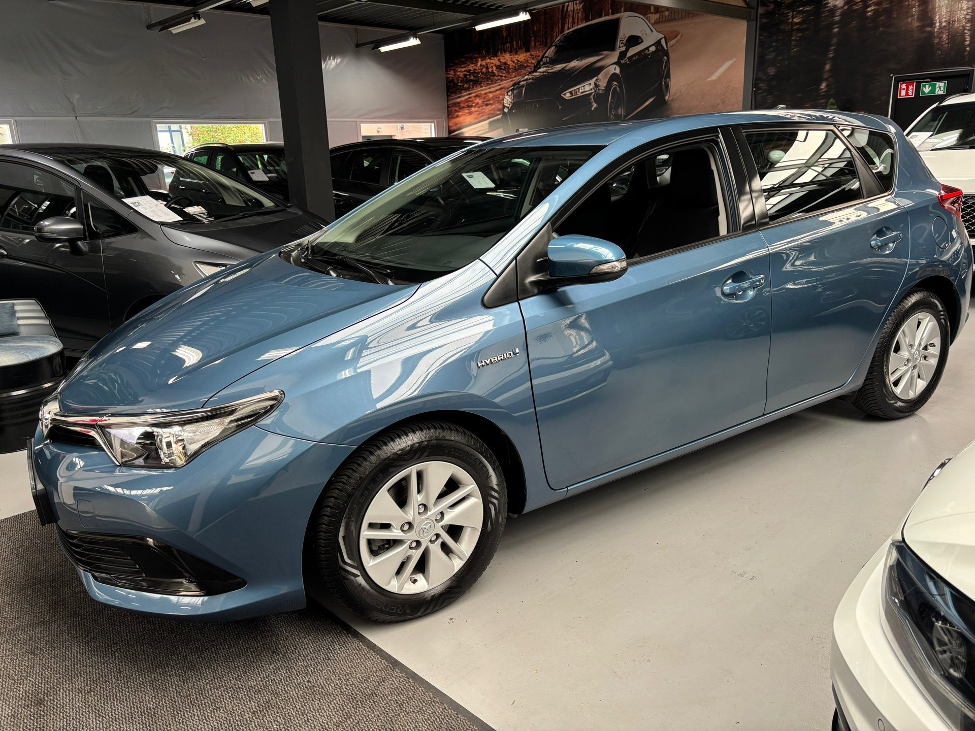 Toyota Auris 1.8 Hybrid Now, Stof, Gebruikt, 4 cilinders, Met garantie (alle)