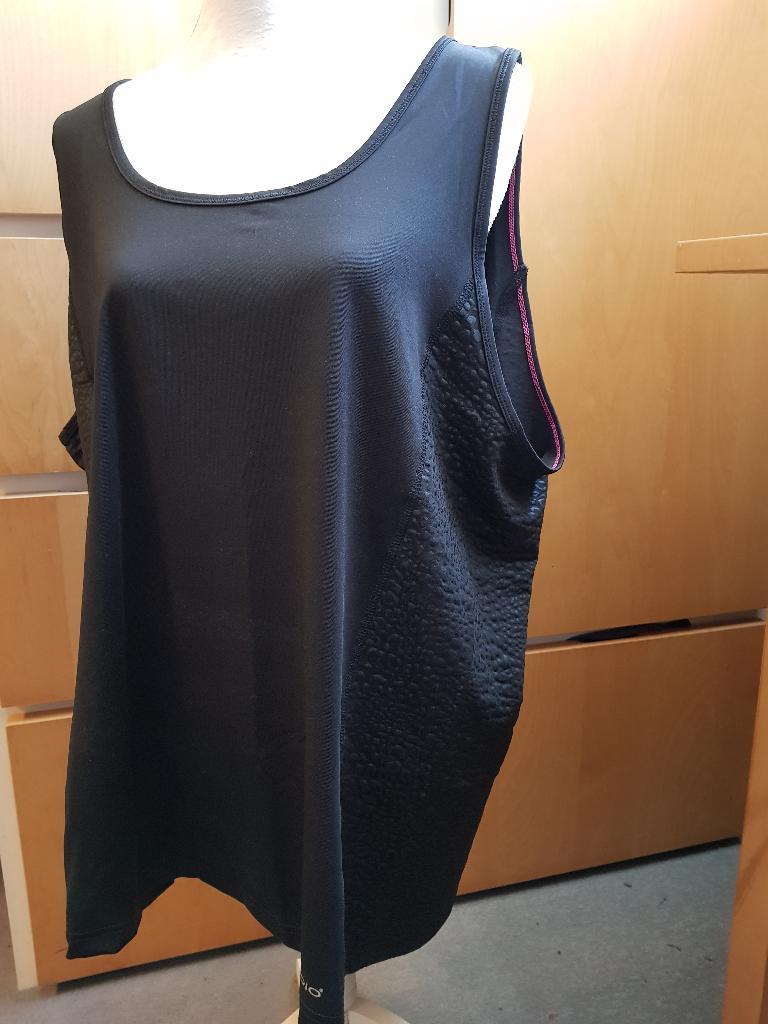 NIEUWE Sporttop van STUDIO maat 52/54, Ophalen of Verzenden, Nieuw, Zwart, Shirt of Top