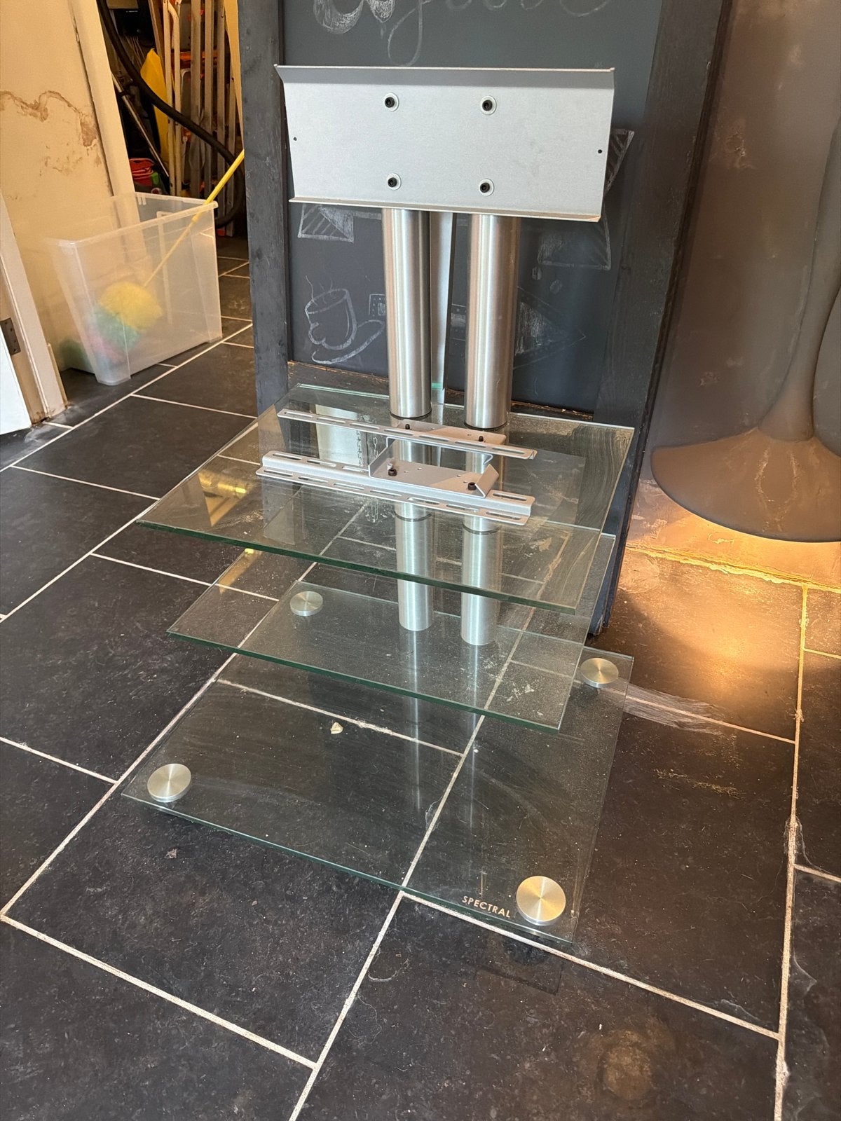 Spectral TV-meubel met glazen planken en metalen poten, Ophalen, Gebruikt, 100 tot 150 cm, 50 tot 100 cm