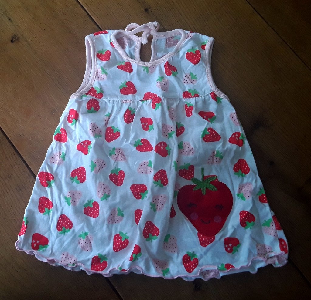 Lief jurkje met aardbeien erop - nieuw, Ophalen of Verzenden, Nieuw, Meisje, Jurkje of Rokje