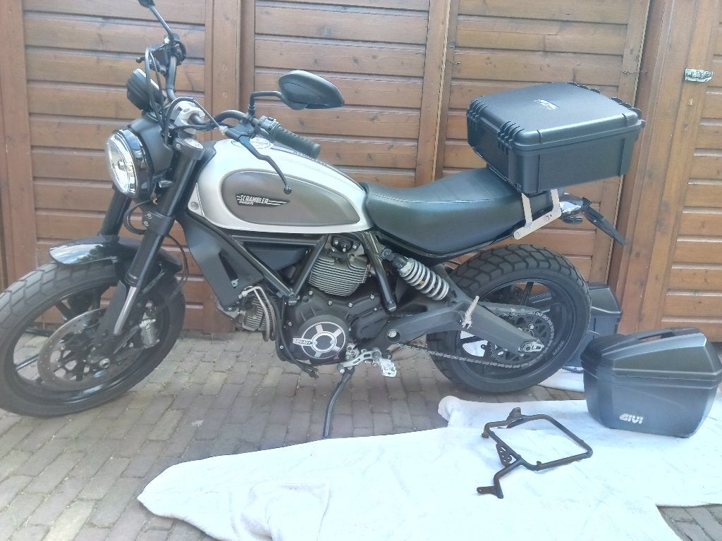 2 stuks Motorkoffer Givi, met 2 steunen; Givi E22, Motoren, Ophalen, Zo goed als nieuw