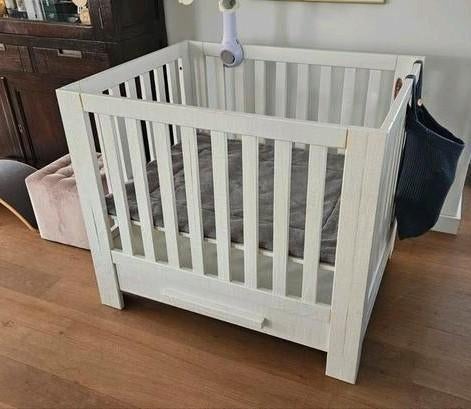 Complete box met verstelbare bodem, lade en kleed, Kinderen en Baby's, Boxen, Gebruikt, Vierkant, In hoogte verstelbaar, Boxkleed