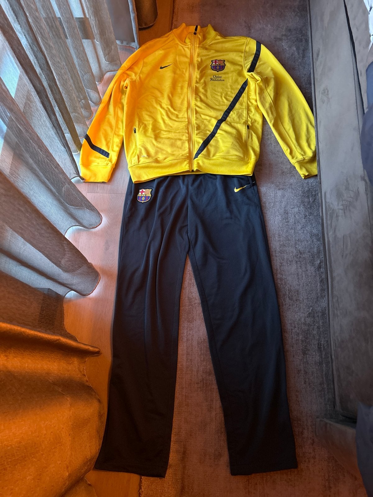FC Barcelona Nike trainingspak geel/zwart - maat XL (kinder), Ophalen of Verzenden, Zo goed als nieuw, Jongen, Setje