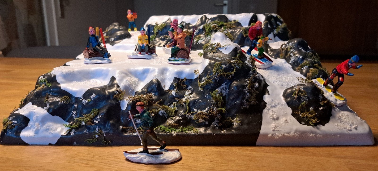 skipiste met 8 Lemax figuren., Diversen, Ophalen, Zo goed als nieuw